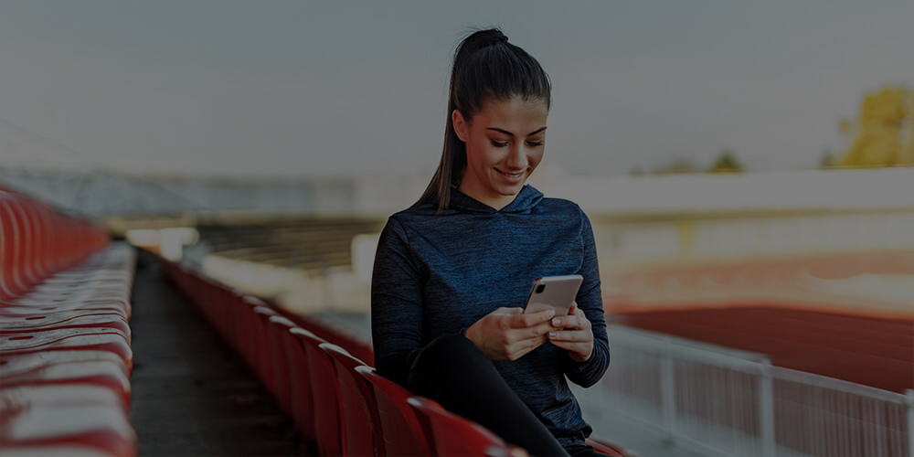 Femme-regarde-son-telephone1