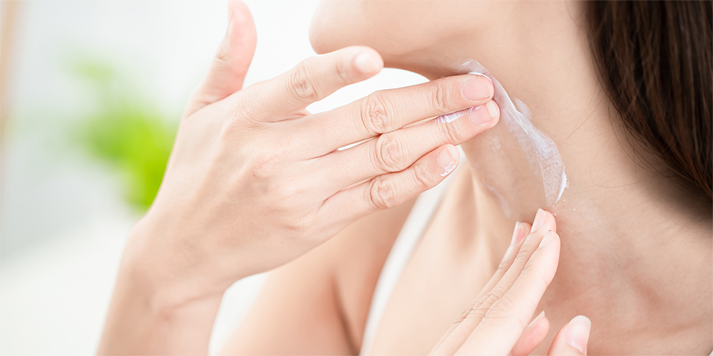 Application creme sur cou Application creme sur cou
